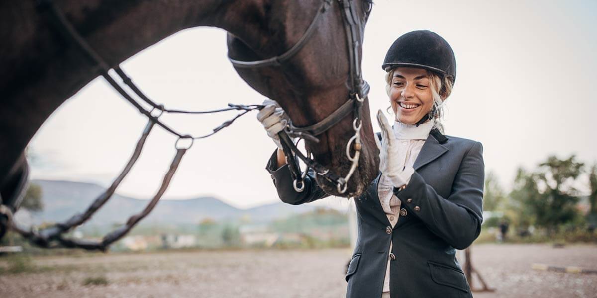 внешний вид девушки ее лошадь
