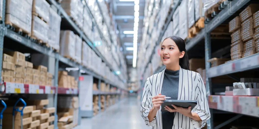 woman manager digital shelf